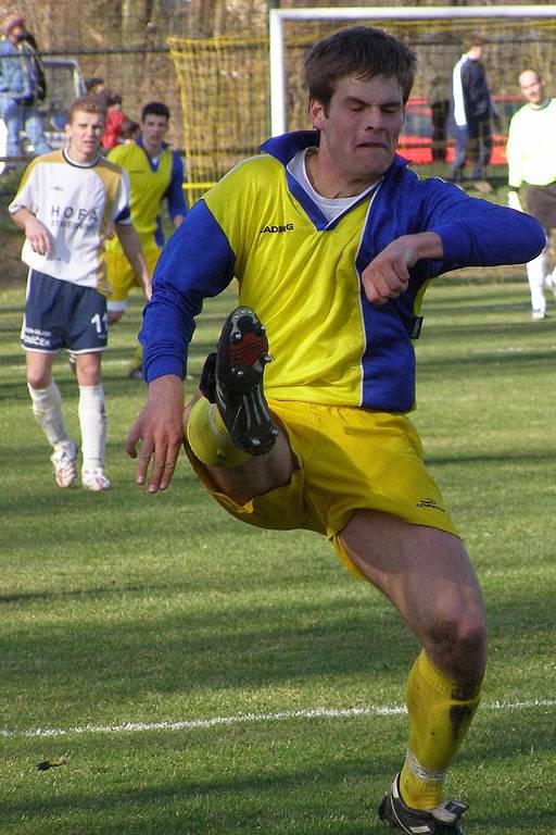 Fotbalisté Litole (v bílém) nestačili na aspiranta postupu, celek Benešova. Tomu podlehli 0:2