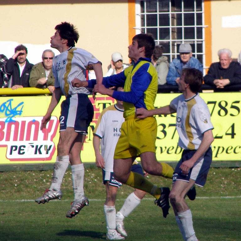 Fotbalisté Litole (v bílém) nestačili na aspiranta postupu, celek Benešova. Tomu podlehli 0:2