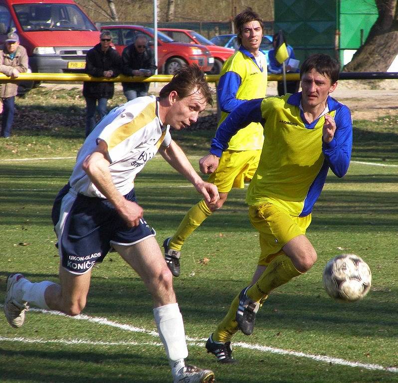 Fotbalisté Litole (v bílém) nestačili na aspiranta postupu, celek Benešova. Tomu podlehli 0:2