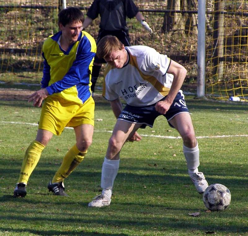 Fotbalisté Litole (v bílém) nestačili na aspiranta postupu, celek Benešova. Tomu podlehli 0:2