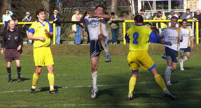 Fotbalisté Litole (v bílém) nestačili na aspiranta postupu, celek Benešova. Tomu podlehli 0:2