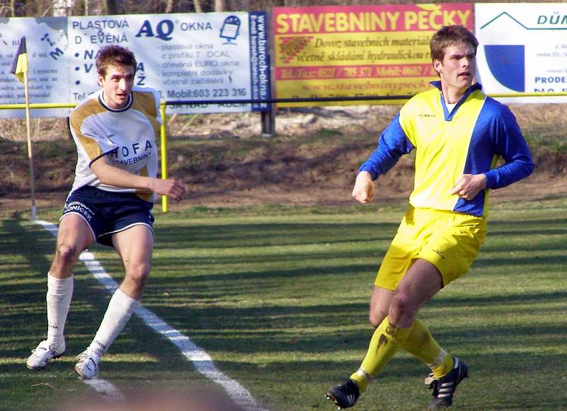 Fotbalisté Litole (v bílém) nestačili na aspiranta postupu, celek Benešova. Tomu podlehli 0:2