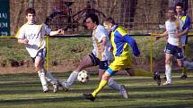 Fotbalisté Litole (v bílém) nestačili na aspiranta postupu, celek Benešova. Tomu podlehli 0:2