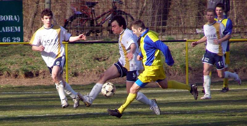 Fotbalisté Litole (v bílém) nestačili na aspiranta postupu, celek Benešova. Tomu podlehli 0:2