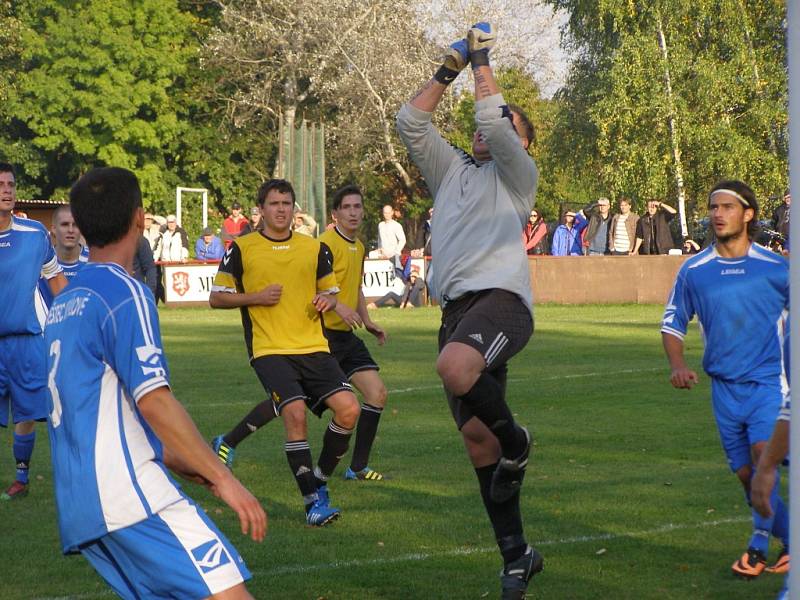 Z fotbalového utkání okresního přeboru Městec Králové - Slovan Poděbrady (2:1)