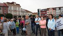 Demonstrace proti zinkovně AZOS na Zálabí.