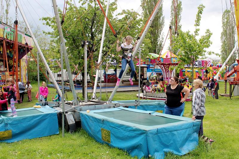 Lunapark nabízí atrakce za nádražím v Poděbradech.