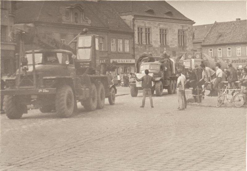 Okupační vojska v Nymburce na náměstí a kamenném mostě na Zálabí