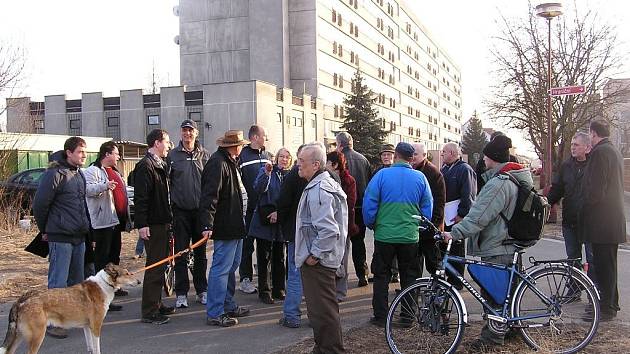 PRVNÍ obchůzka po části Žižkova uskutečnilo vedení města, úředníci a obyvatelé dotčené lokality se svými postřehy a připomínkami v březnu 2011. 