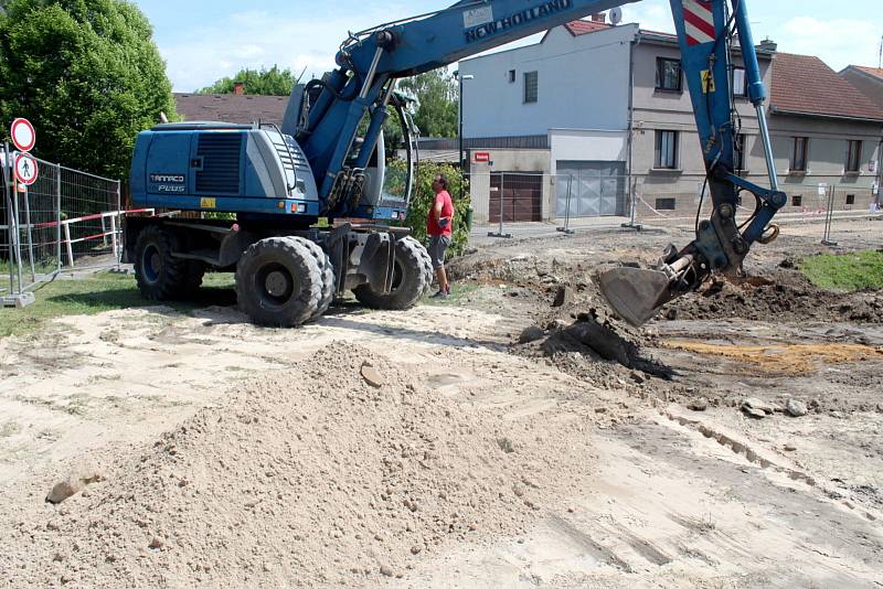 Mostek, který spojoval Brigádnickou ulici se sídlištěm a stál nad potokem Liduška, už neexistuje.