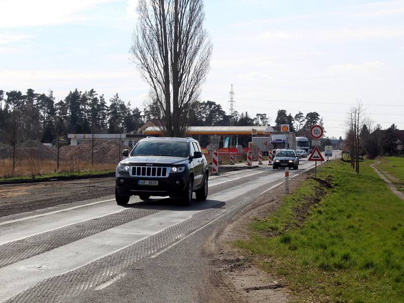 Doprava v blízkosti křižovatky mezi Poděbrady, Přední Lhotou a Pískovou Lhotou v době její přestavby na oválný kruhový objezd.