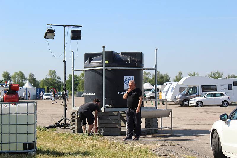 Všechny týmy, které mají na starost zajištění festivalu Votvírák pro desítky tisíc návštěvníků, byly ve čtvrtek v plném nasazení.