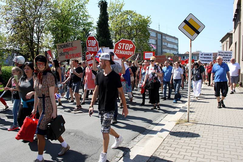 Protesty v Nymburce při jednání sjezdu komunistů a maškarní průvod.