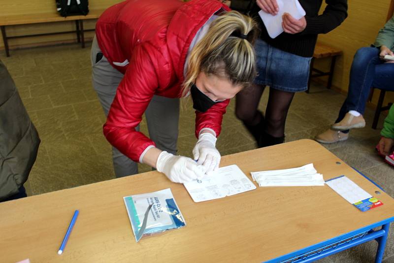 Návrat žáků do škol doprovázený povinnými testy už zažili školáci letos v dubnu. Například i v nymburské Základní škole Letců R.A.F.