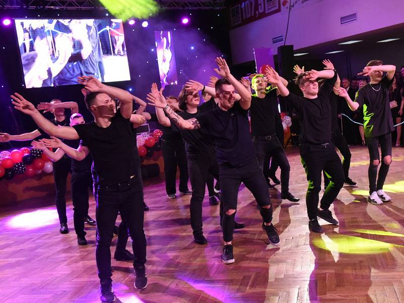 Studenti hned dvou tříd P2A a P2B  Střední průmyslové školy a Středního odborného učiliště stavebního  si užili maturitní ples. Foto: Zdeněk Hejduk