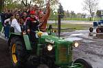 Maturanti z poděbradské zemědělské školy se rozloučili  se školními lavicemi už tradičně traktorparádou.