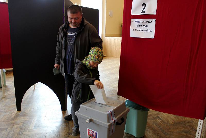 Městečtí jsou rozděleni do třech okrsků. Všichni však volí v sále kulturního domu. Ještě dvě hodiny po začátku čekalo u jedné z plent, za nimiž se upravují lístky, i pět voličů. Také v Městci se potvrdila tendence, že ve městech je větší zájem o volby než