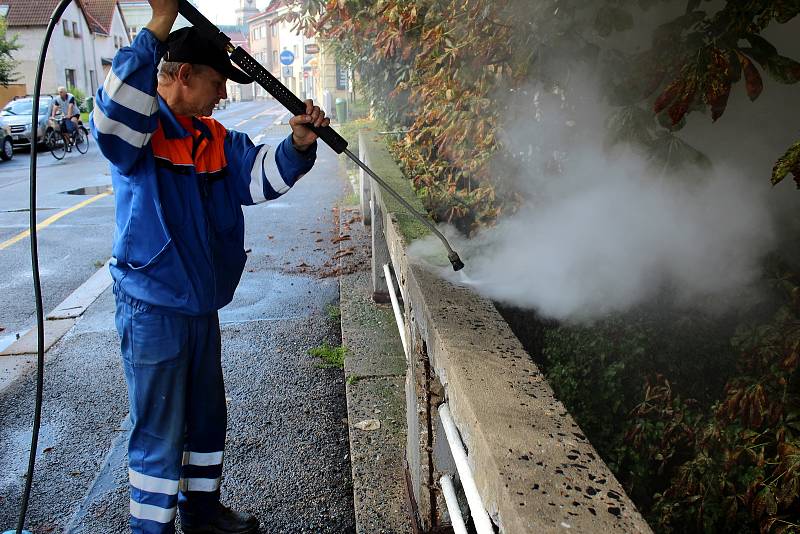 Zábradlí u mostků přes Malé i Velké Valy září čistotou.