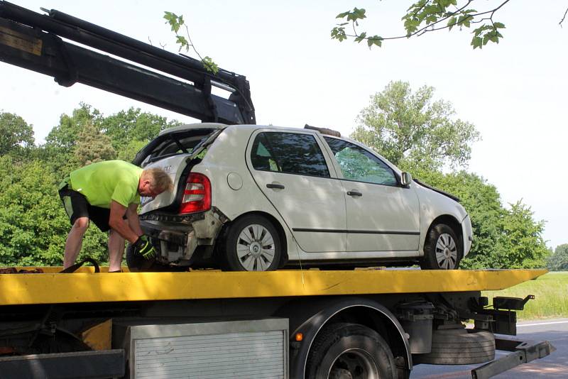 Střet dvou osobních vozů Škoda odnesly především oba vozy, pro něž musela přijet odtahová služba.