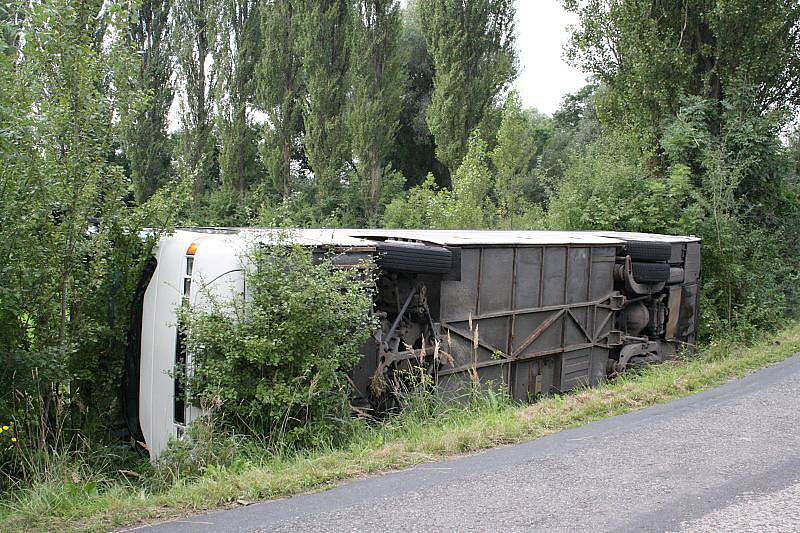 Autobus se za Křincem převrátil na bok