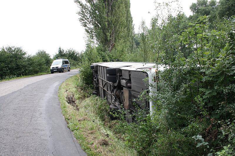 Autobus se za Křincem převrátil na bok