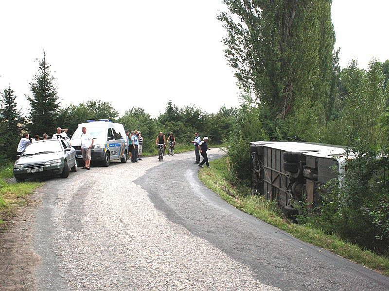 Autobus se za Křincem převrátil na bok