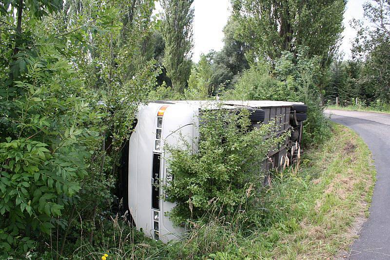 Autobus se za Křincem převrátil na bok