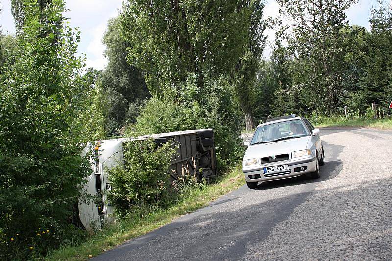 Autobus se za Křincem převrátil na bok