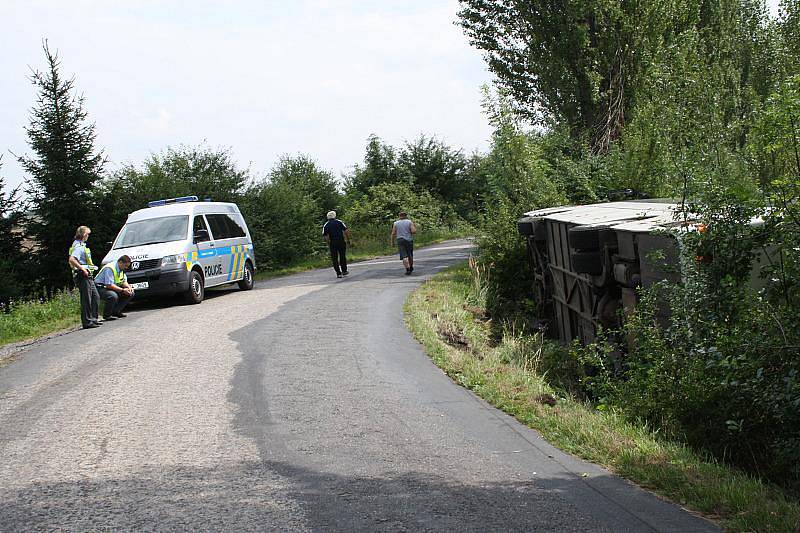 Autobus se za Křincem převrátil na bok