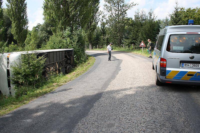 Autobus se za Křincem převrátil na bok