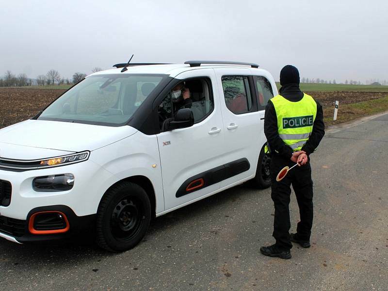 Kontrola Policie ČR na hranici okresu Nymburk.