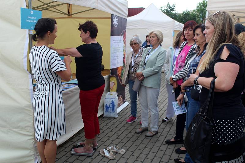 Oslavy 140 let existence nymburské nemocnice vypukly ve čtvrtek dvě hodiny po poledni přímo v nemocničním areálu.