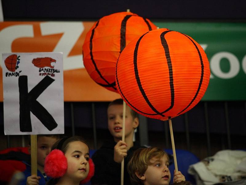 Basketbalisté Nymburka (v bílém) ve 14. kole Kooperativa NBL přehráli Kolín 114:7.