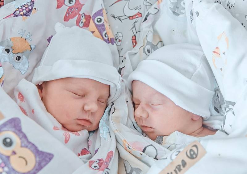 Kira a Miya Raiu se narodily v nymburské porodnici 16. dubna 2022. Kira se narodila v 22:41 hodin s váhou 2550 g a mírou 49 cm. Miya se narodila ve 22:45 hodin s váhou 2660 g a mírou 50 cm. S maminkou Hannou, tatínkem Vasylem a bráškou Nazariem (13 let) b