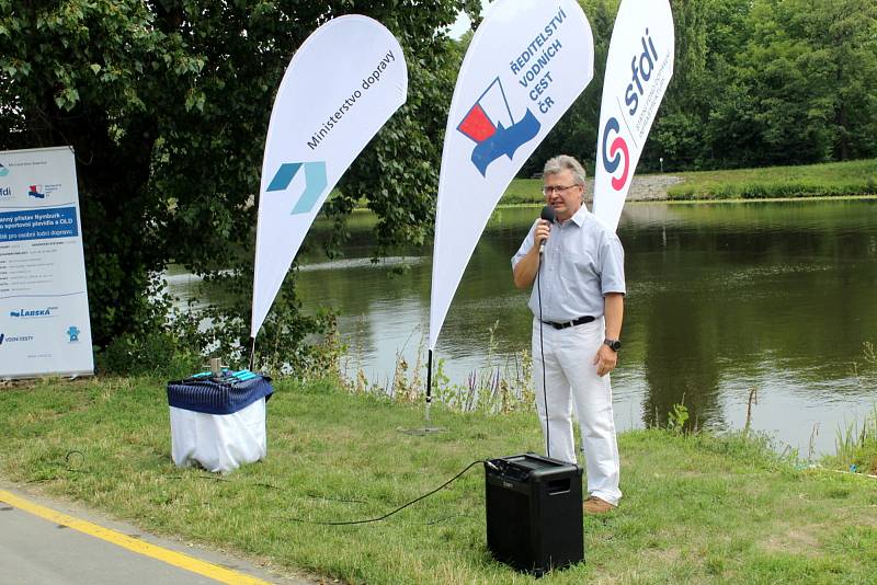 Ačkoliv stavební práce na místě probíhají už od pondělí, ve čtvrtek odpoledne došlo na oficiální zahájení stavby přístaviště pro osobní lodě v Nymburce pod Šafaříkovým mlýnem.