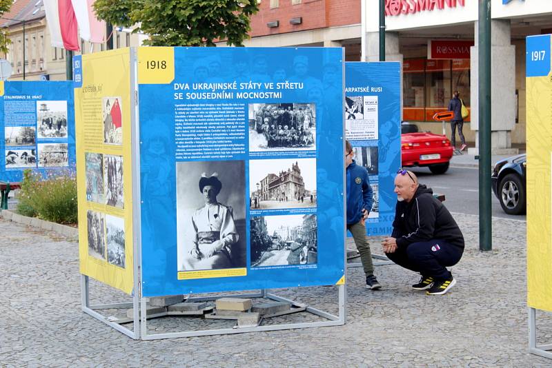 Třicet let nezávislosti Ukrajiny připomíná výstava na nymburském náměstí Přemyslovců.