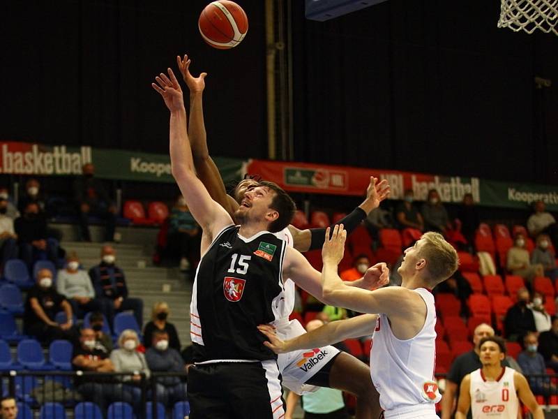 Z basketbalového utkání Kooperativa NBL Nymburk - Hradec Králové (90:71)