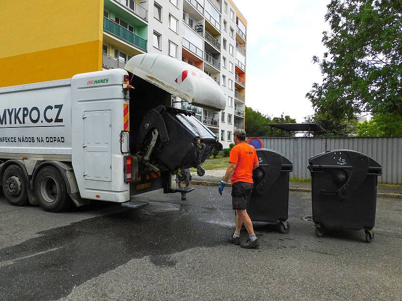 Technické služby zajistily čištění a dezinfekci vnitřních i vnějších povrchů kontejnerů o objemu 1 100 litrů.