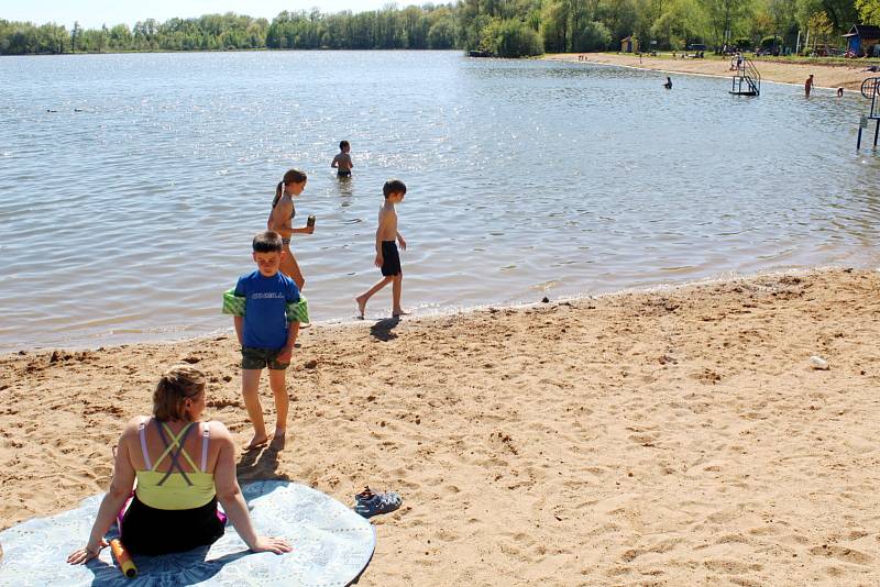 Poděbradské Jezero se letos poprvé alespoň částečně zaplnilo návštěvníky.