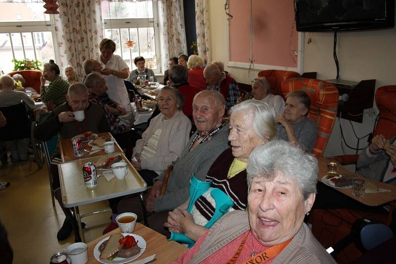 V poděbradském domově seniorů oslavili Mezinárodní den žen a masopust najednou