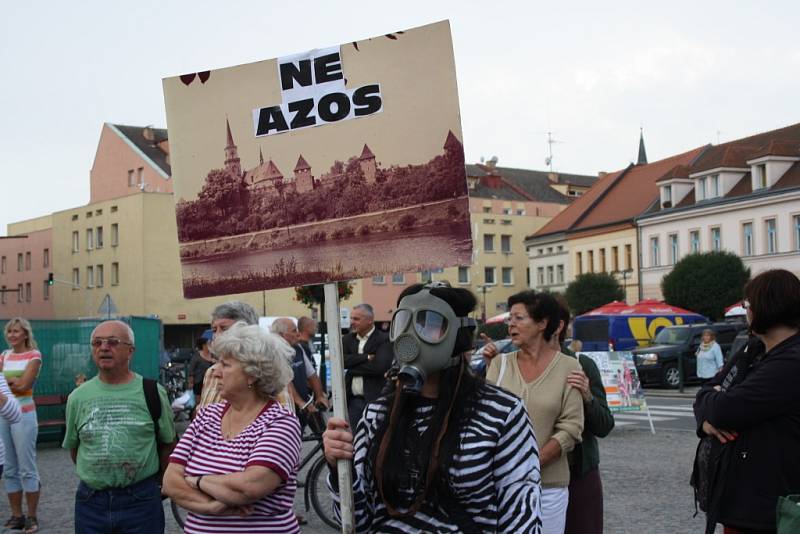 Demonstrace proti zinkovně AZOS na Zálabí.