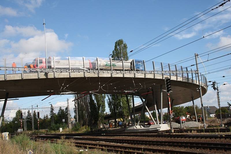 Zátěžová zkouška na nadjezdu v Poděbradech