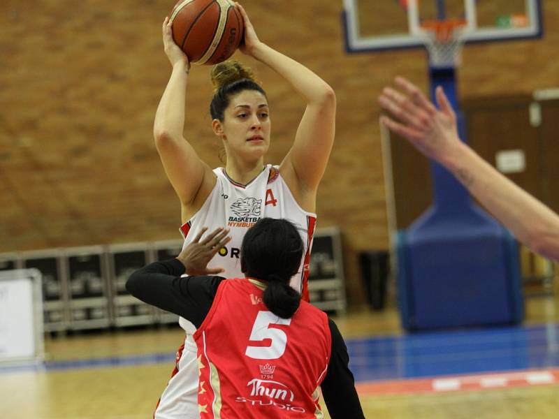 VÝHRA O ČTYŘI BODY znamená pro nymburské basketbalistky mečbol. Doma vyhrály nad Slavií Praha 73:69 a dělí je jedna výhra od postupu.