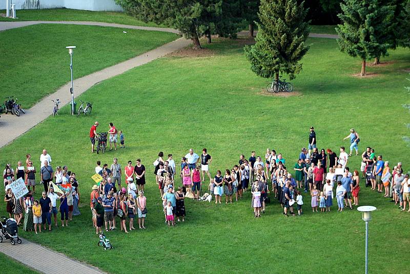 Happening se konal v parku pod nymburskými hradbami. Podpořil požadavek na demisi premiéra a ministryně spravedlnosti