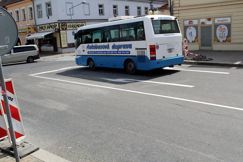 Po diskutovaném přechodu na Jiřího náměstí v Poděbradech zbyly jen nezřetelné čáry.