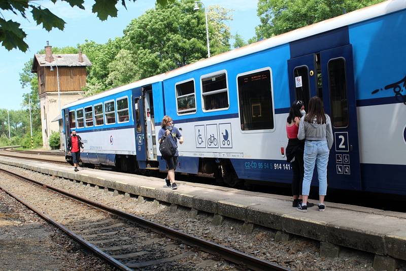 Starostové a zástupci místních akčních skupin se sešli na křineckém nádraží, kde podepsali nesouhlas s rušením tratě. Pak celou trasu projeli.