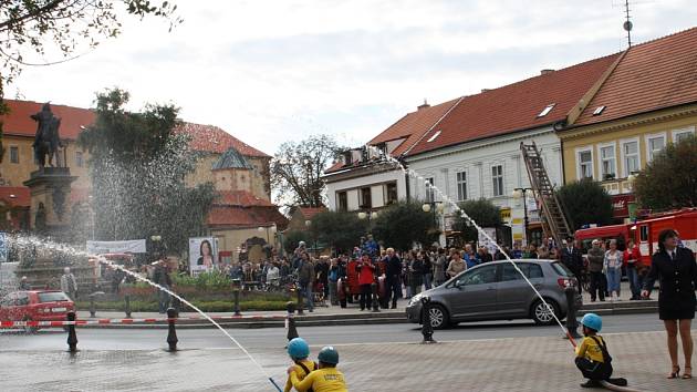 Hasiči pokřtili nový moderní vůz a příchozí na Jiřího náměstí si užili hasičský program s živou hudbou, dětskými požárními útoky a výstavou hasičské techniky.