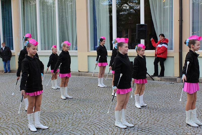 Tradiční veselý překážkový běh číšníků po kolonádě ukončil mezinárodní přehlídku učňovských škol Gastro Poděbrady 2017. Letos se mladí kuchaři, cukráři, číšníci a barmani sjeli do Poděbrad na pozvání Středního odborného učiliště společného stravování už p