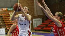 VÝHRA O ČTYŘI BODY znamená pro nymburské basketbalistky mečbol. Doma vyhrály nad Slavií Praha 73:69 a dělí je jedna výhra od postupu.