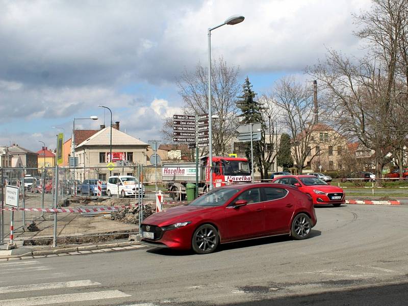 Kruhový objezd na křížení Boleslavské třídy a Zbožské ulice v Nymburce před přestavbou.